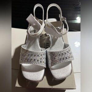 “New” CINDERELLA SHINE Silver Sandals size4.25